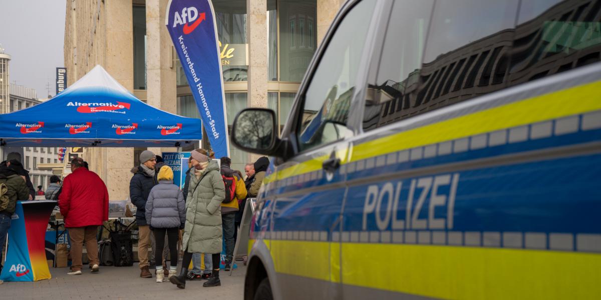 Az AfD kampánystandja 2025 januárjában, Hannoverben. 