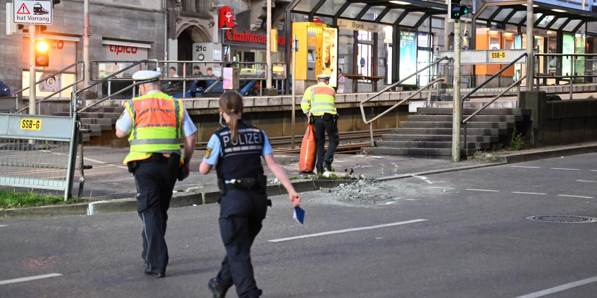 Rendőrök a délnyugat-németországi Stuttgart központjában, ahol emberek közé hajtott egy autó 2025. május 2-án