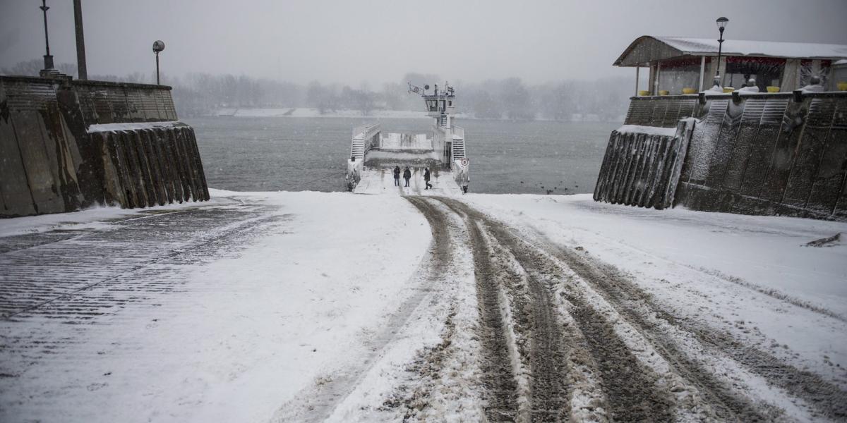 A behavazott Mohácsi kompkikötő 2014. december 28-án. MTI Fotó: Sóki Tamás