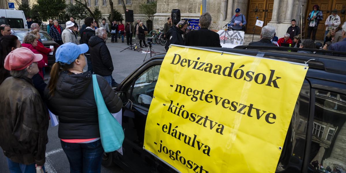 Devizahitelesek demonstrációja a Kúria előtt 2019. március 29-én 