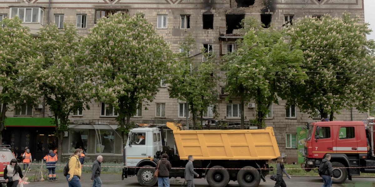 A támadásban megsérült lakóépület Kijevben május 7-én reggel 