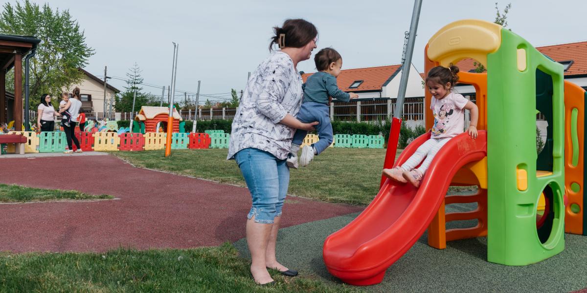 Az örökbe fogadó terápiás szülő, aki segíti a traumatizált gyermek gyógyulását