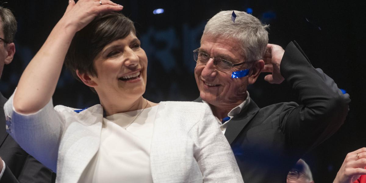 Konfettieső a Demokratikus Koalíció XIV. kongresszusán. 2024. április 14.