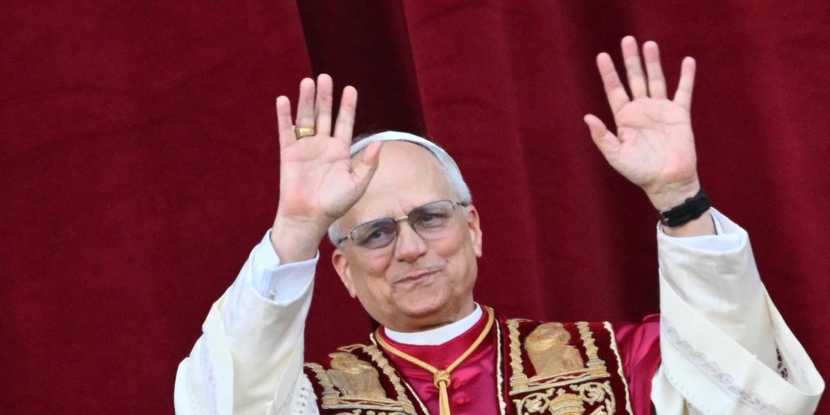 Robert Francis Prevost, vagyis XIV. Leó pápa a Szent Péter-bazilika erkélyén