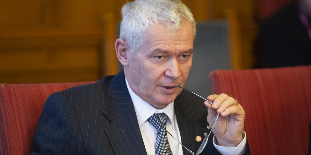 Polt Péter „áthelyezése” várható volt, így újabb 9 évre választhat a Fidesz legfőbb ügyészt
