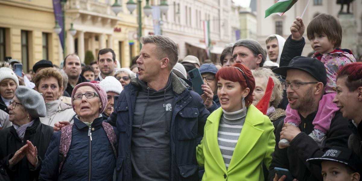 Magyar Péter és a Tisza Párt az immerzív politika logikáját követi; ez egyfajta élménypolitizálást jelent, mely során a politikai cselekvés formailag élményformáló folyamattá változik át