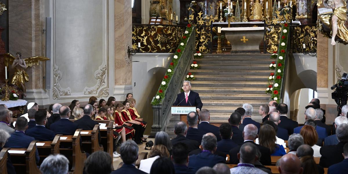  Orbán Viktor miniszterelnök beszédet mond a felújított tihanyi bencés apátság átadásán 2025. május 9-én