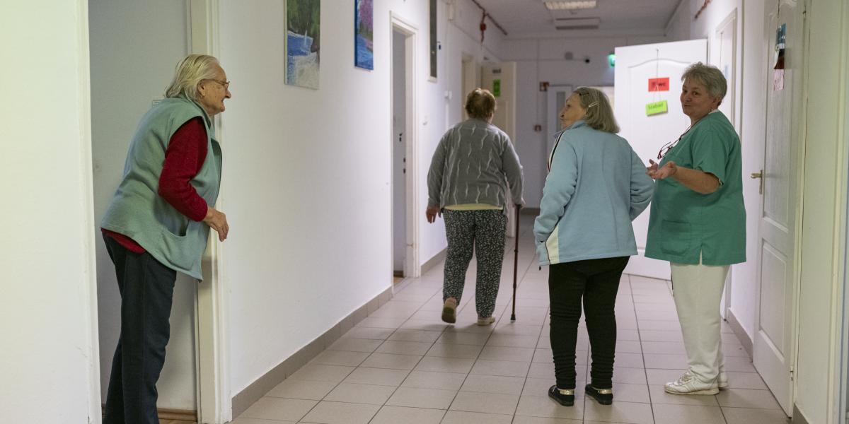 A területen dolgozók kiszolgáltatottak, hiszen az idősek, a fogyatékkal és a gyermekvédelemben élők nem tudnak utcára vonulni
