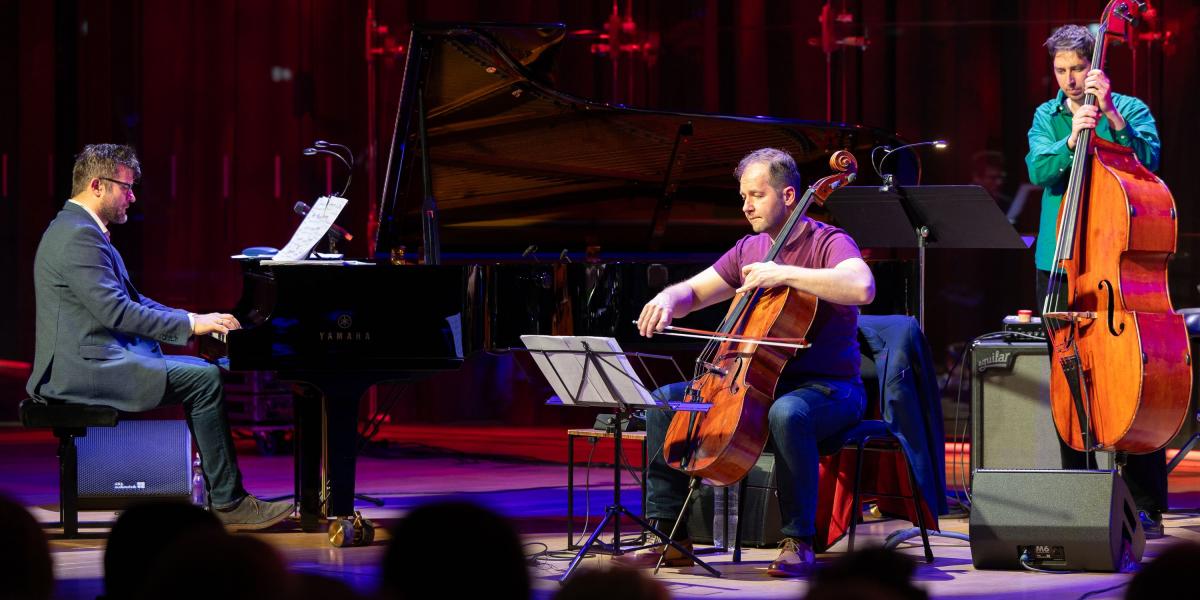 A merész átiratokból nem egy harmonikus, lekerekített, sokkal inkább egy kérdőjelekkel teli, nyugtalanítóan lendületes koncert született
