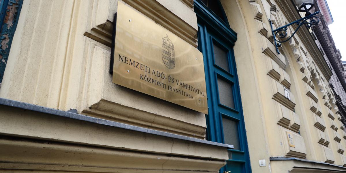 Jövőre a magánszemélyeknél az ideinél tízszer nagyobb adótartozás kell a feketelistára kerüléshez