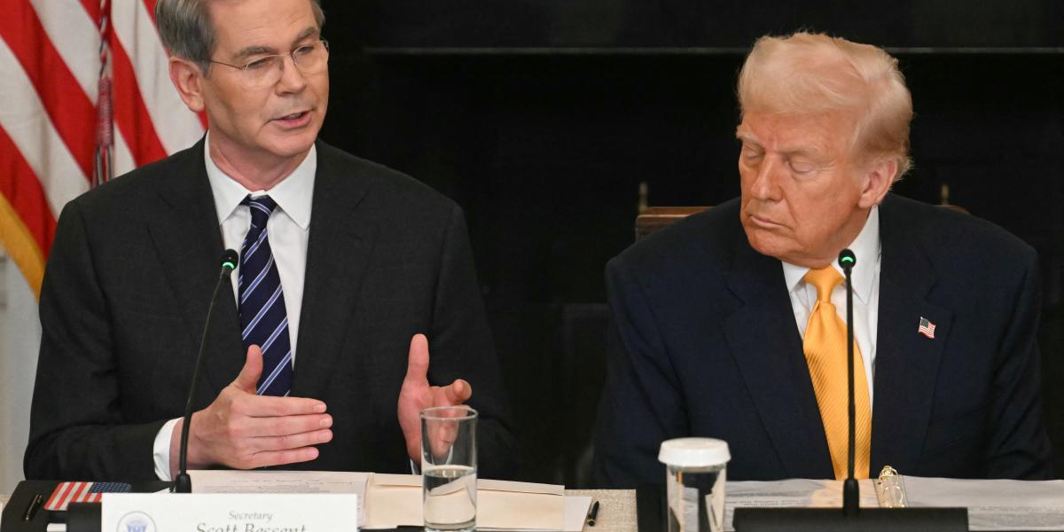 Scott Bessent amerikai pénzügyminiszter és Donald Trump elnök. 
