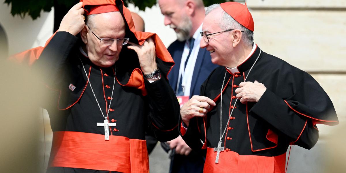 Erdő Péter és Pietro Parolin 2023. április 28-án Budapesten a Sándor-palotában Ferenc pápa magyarországi látogatása alatt