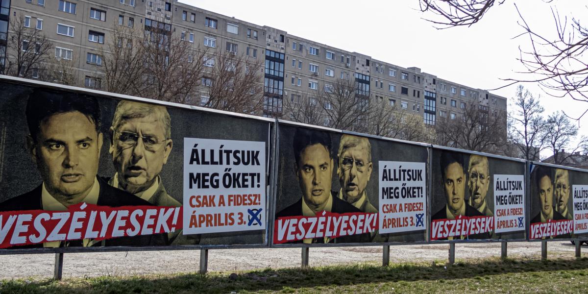 Plakátok. „Vele már nem lehetett nyerni, fekete bárányt csináltak belőle”