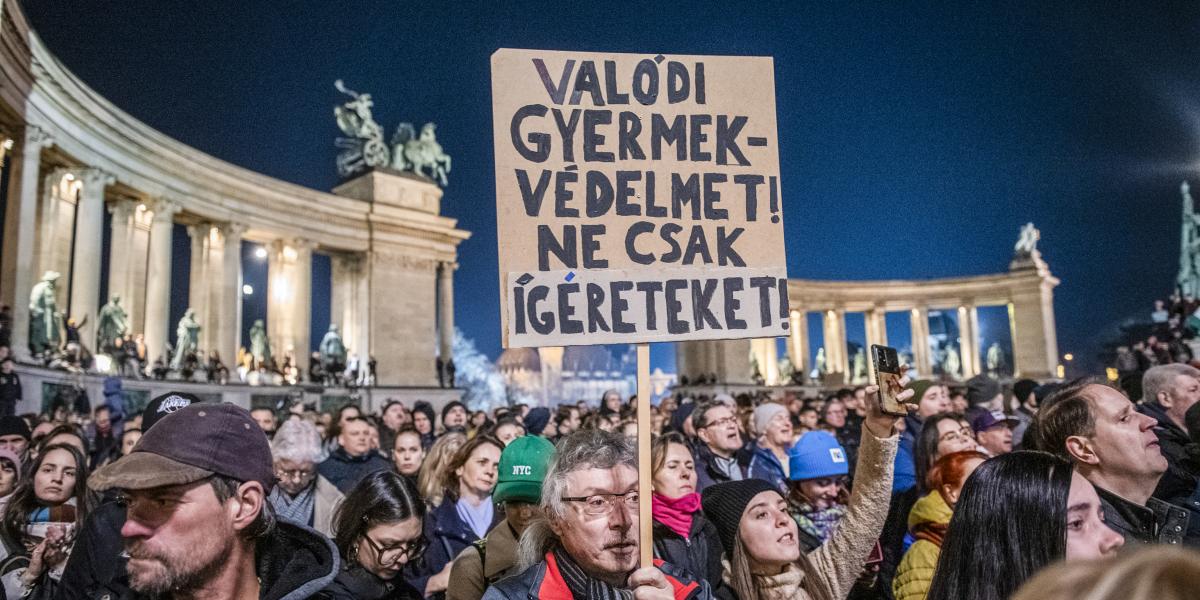 Több tízezren tüntettek február 16-án a Hősök terén a kegyelmi ügy és a gyermekbántalmazások ellen