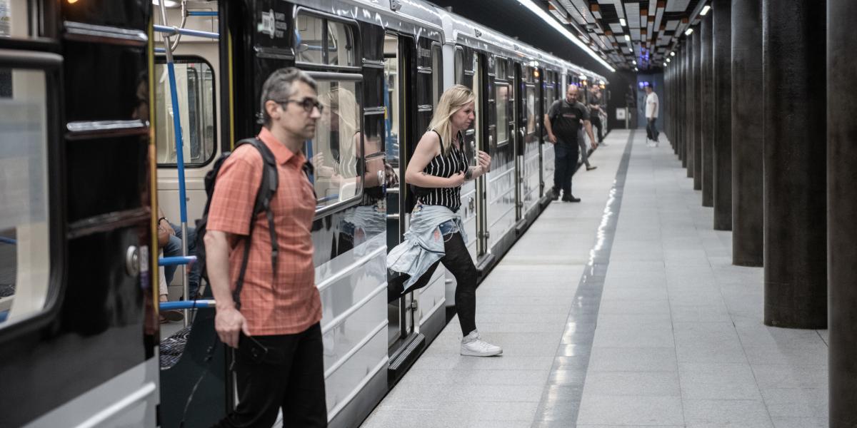 A metrókocsiknak mindkét oldalon kinyíltak az ajtajai. Az oroszok szerint a metróvezetők hibáztak, a BKV szerint az orosz gyártó