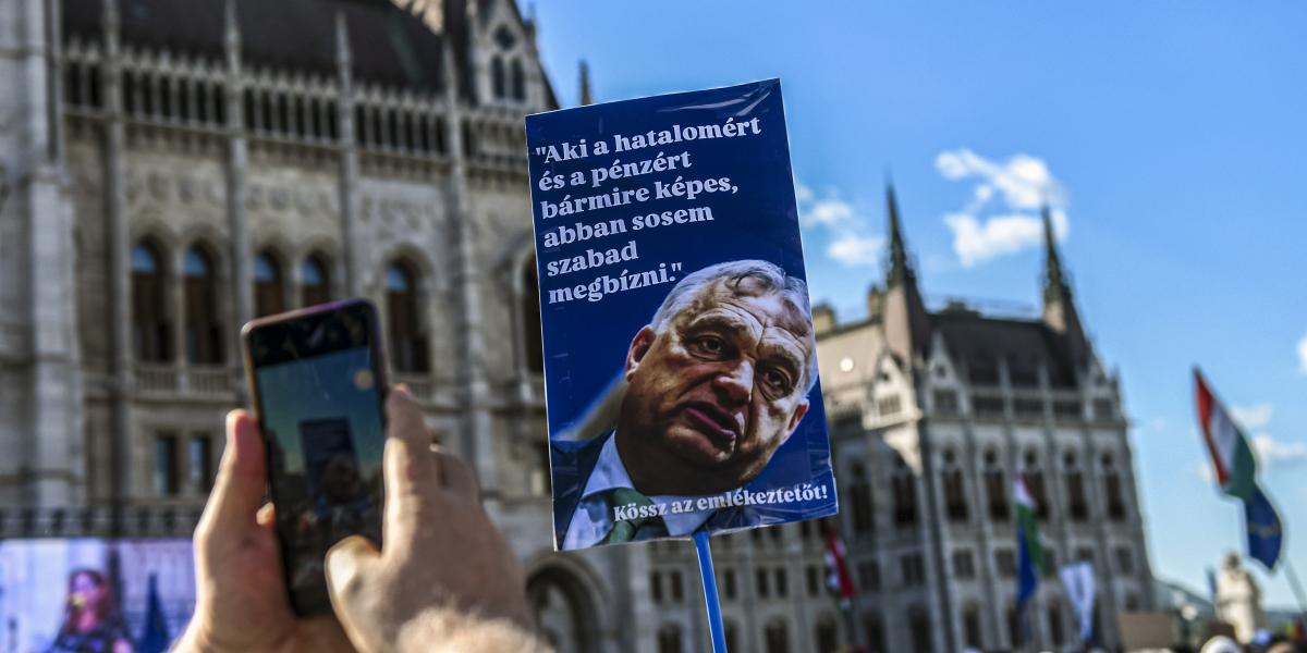 Május 1., Kossuth tér: Orbán-idézettel Orbán machinációi ellen