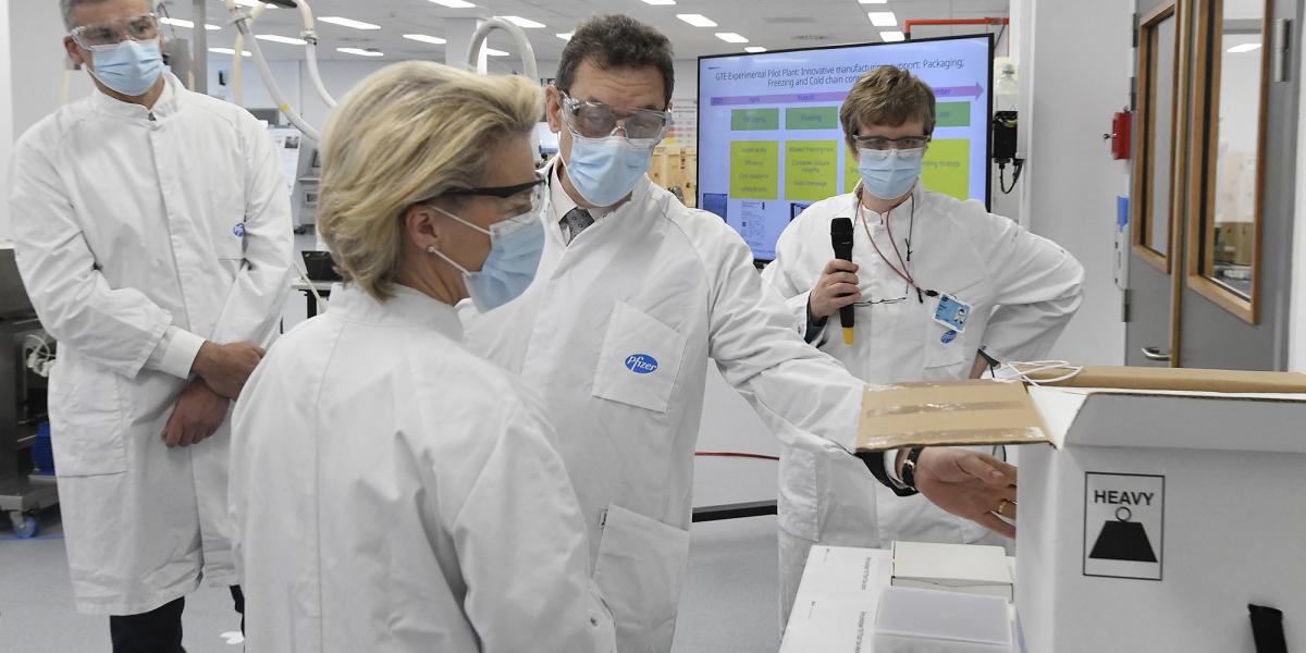 Ursula von der Leyen a Pfizer vezérigazgatójával, Albert Bourlával a Pfizer amerikai gyárában tett látogatása során 2021. április 23-án