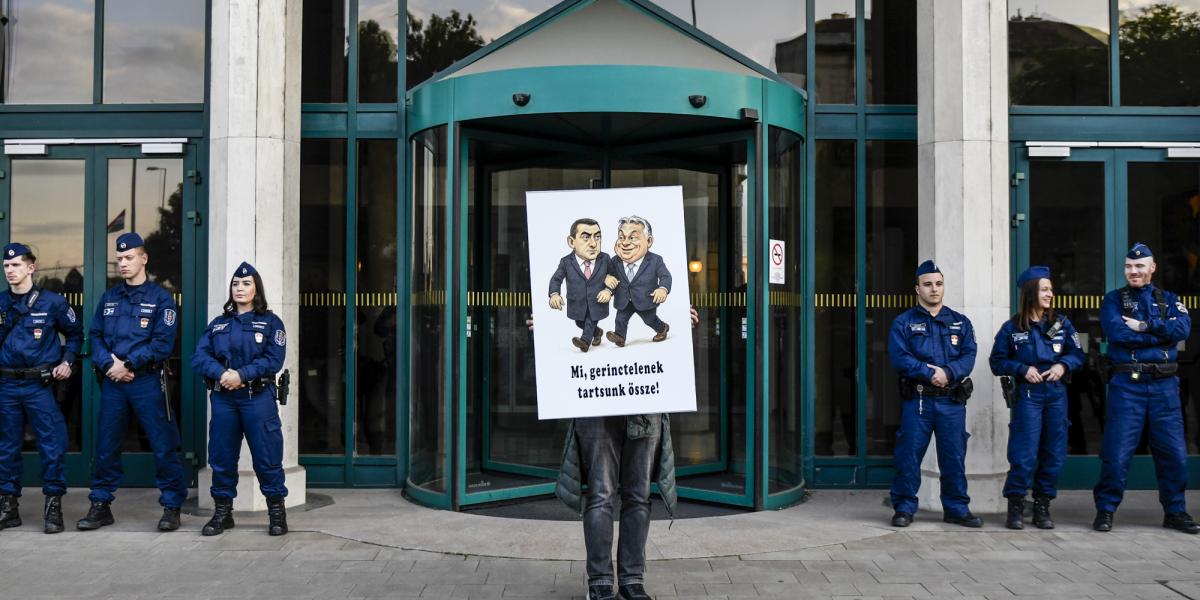 Hadházy Ákos által szervezett tüntetés a gyülekezési jog korlátozása és a kínai típusú megfigyelőállam bevezetése ellen Budapesten a Külügyminisztérium épületénél 2025. május 14-én