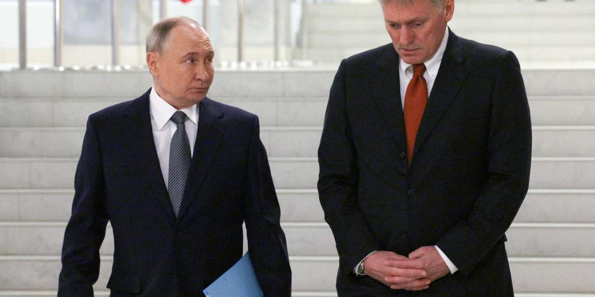 Vlagyimir Putyin és a szóvivője, Dmitrij Peszkov 2024 decemberében