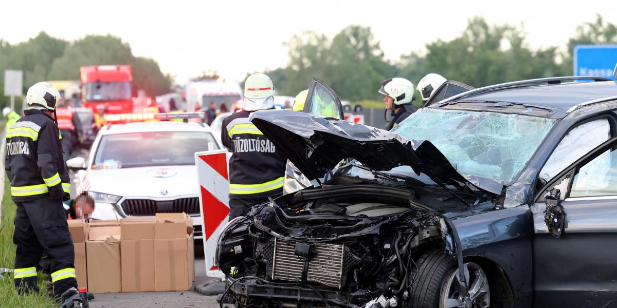 Tűzoltók dolgoznak egy összeroncsolódott jármű mellett az M30-as autópálya Miskolcot elkerülő szakaszán