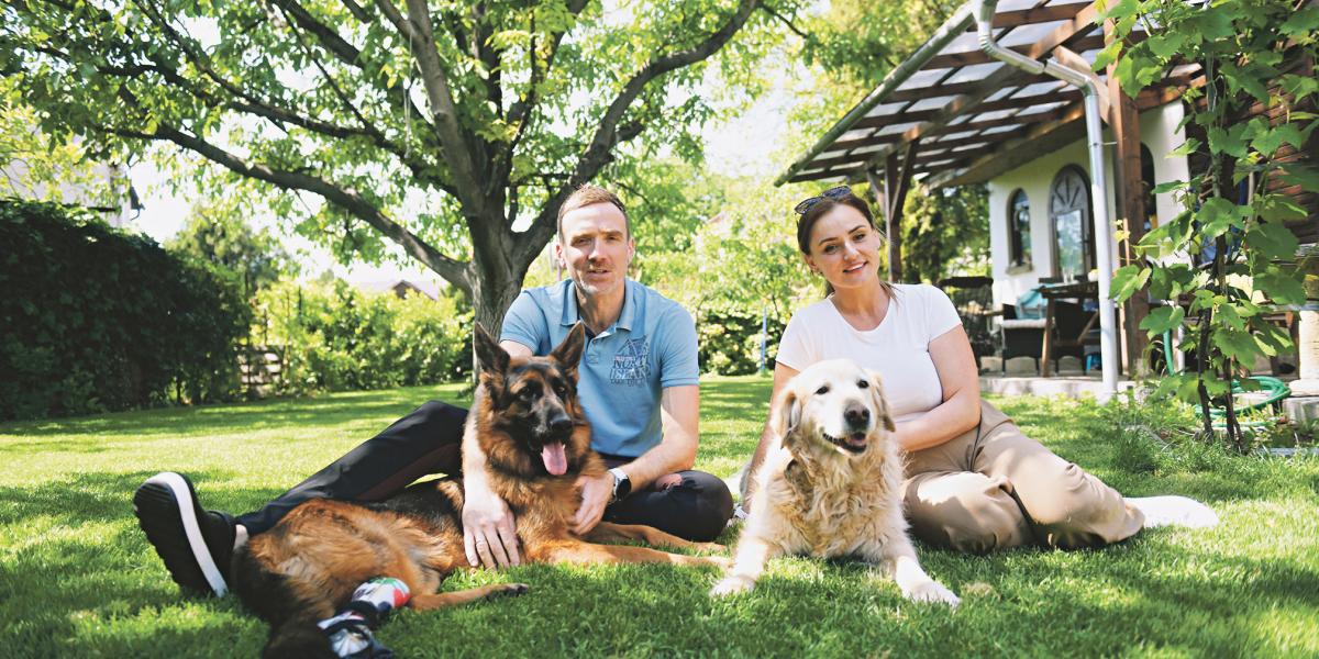 Frida, a német­juhász (balra) és Charlie a kezdeti nehézségek után immár teljes harmóniában él együtt a  családdal