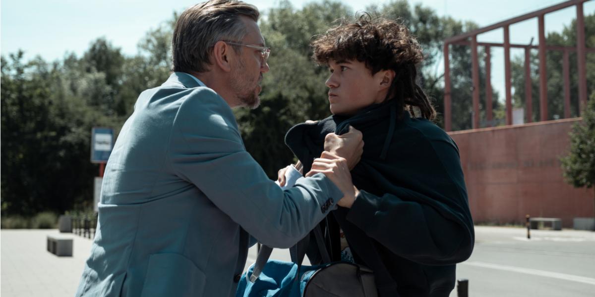 Az HBO Maxon látható új lengyel minisorozat, az Egy tisztességes férfi főhősét is nyomasztja a tudat, hogy valószínűleg tisztességes, és mások is annak tartják