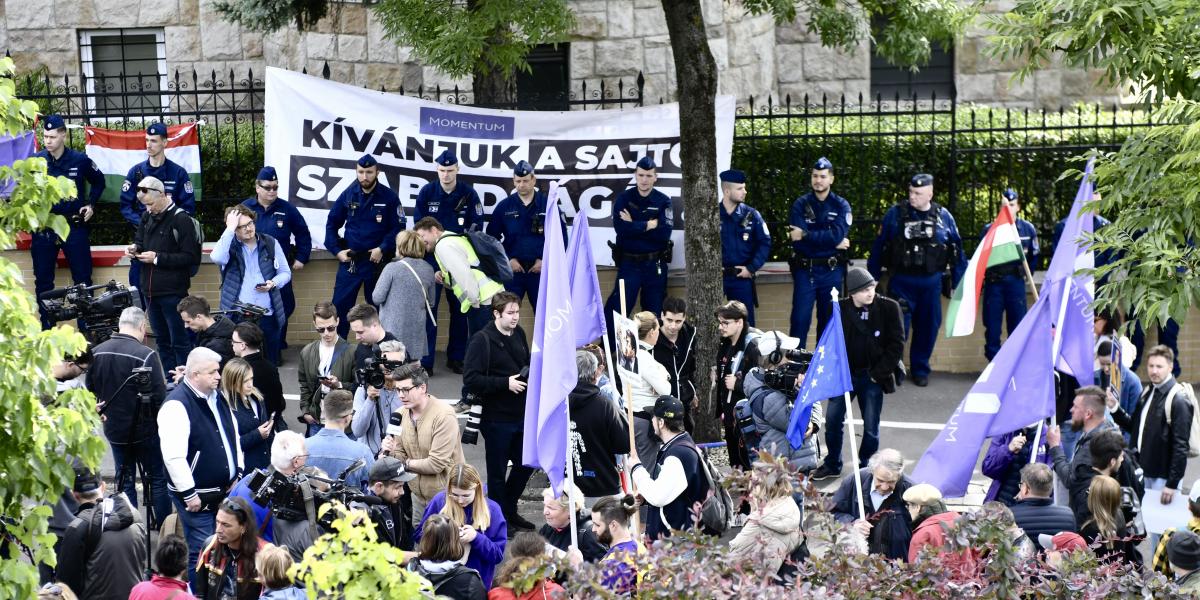 Tiltakozók a Lánczi-féle hivatalnál, a Sánc utcában