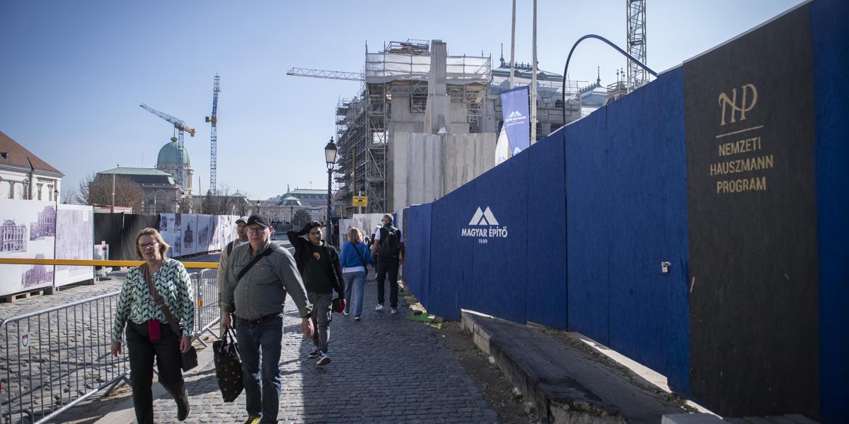 Ha valamire nem sajnálják a pénzt, akkor azok a kormányzat hóbortjai, mint például a budai vár felújítása