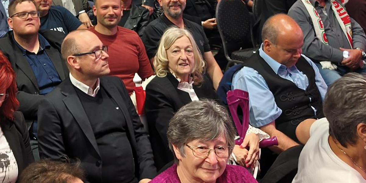 A második sorban középen Keszthely önkormányzati képviselője, Nemes Klára május 18-án a Harcosok Klubja gyűlésén 