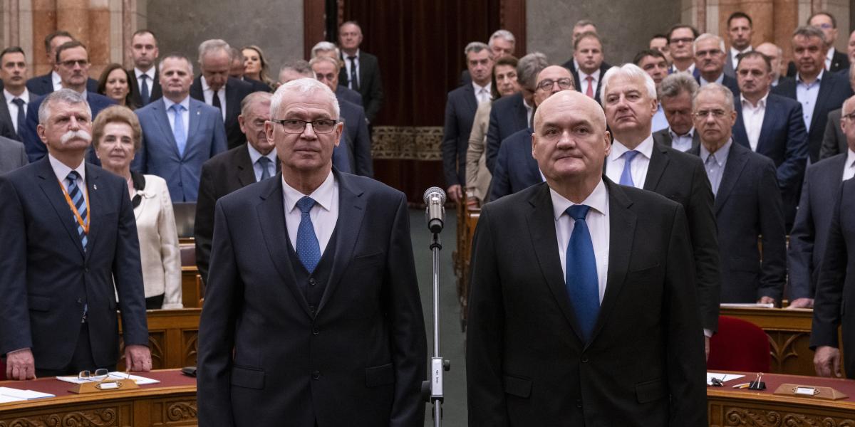 Polt Péter és Hende Csaba leteszi esküjét, miután alkotmánybíróknak választották őket május 20-án 