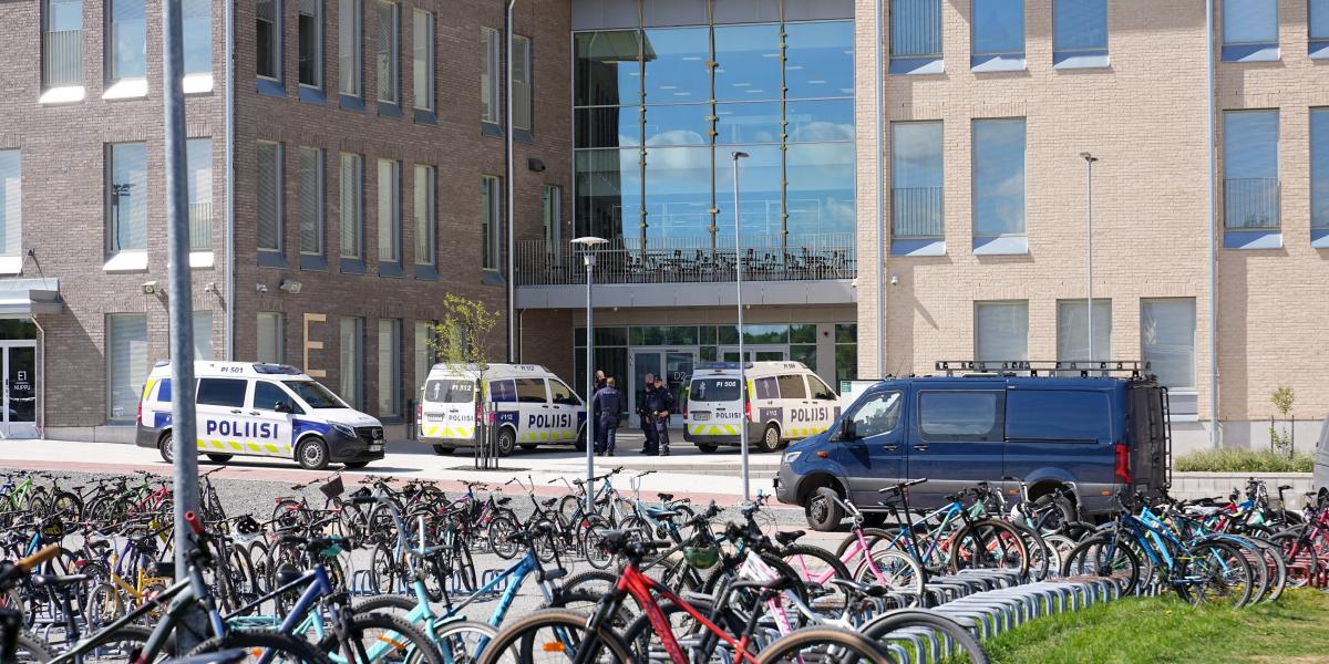 Helyszínelő rendőrök az iskola előtt május 20-án 