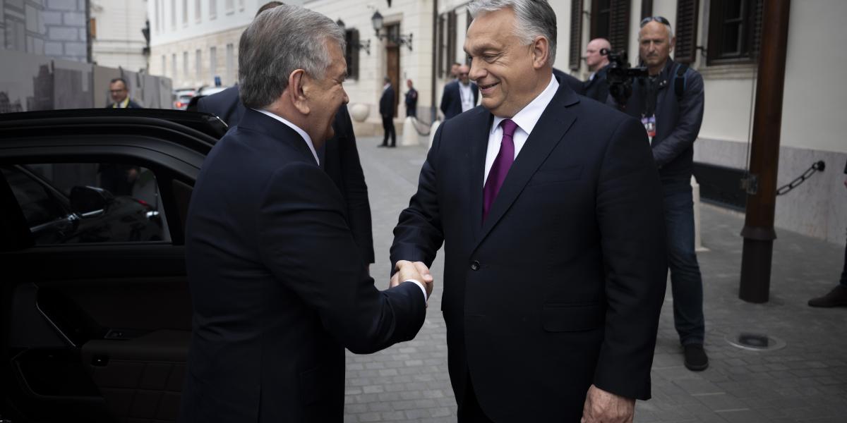 Orbán Viktor fogadja Savkat Mirzijojev üzbég elnököt a Karmelita kolostornál május 20-án 