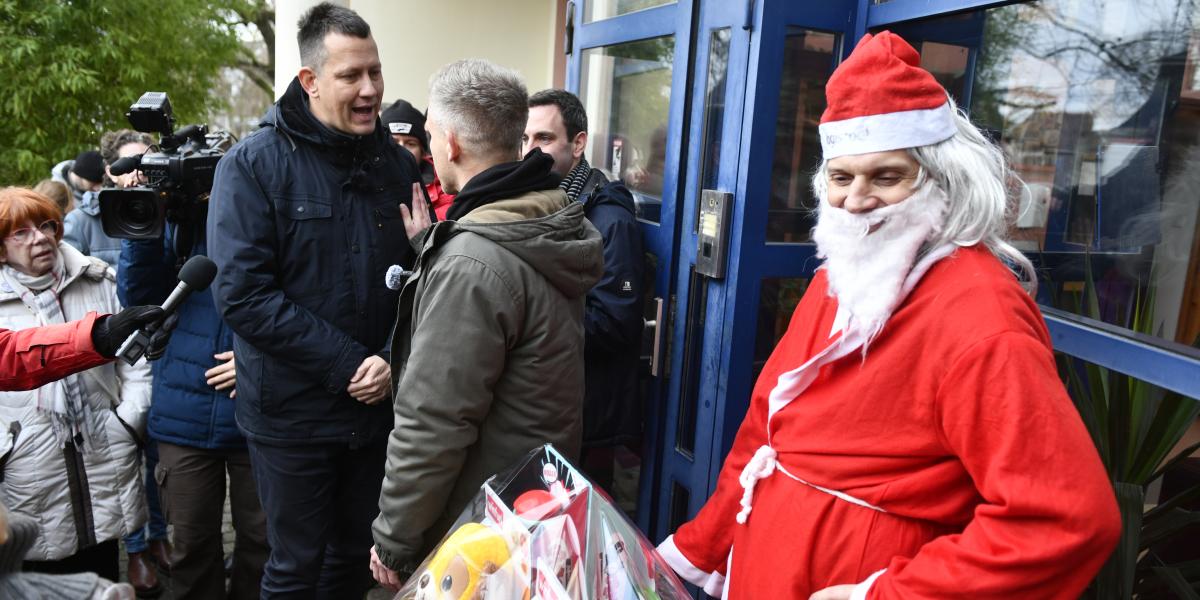 Fülöp Attila államtitkár a testével állta el az óbudai gyermekotthon bejáratát decemberben, nehogy a tiszás mikulás bevihesse a játékokat