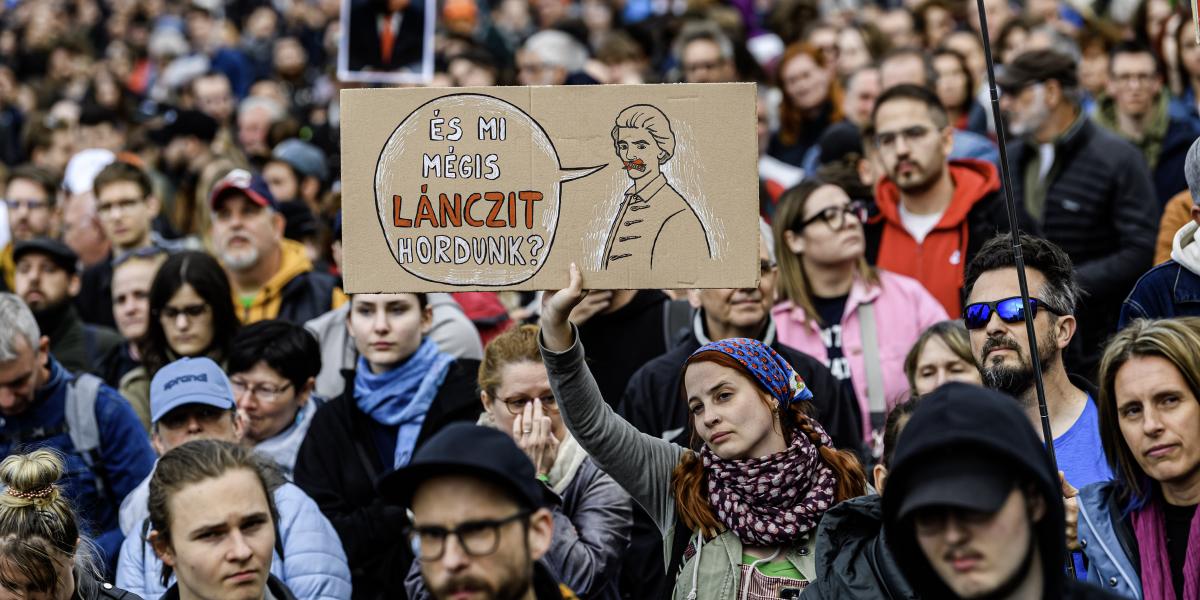 Tüntetés a "közéleti átláthatóságról" szóló törvényjavaslat elfogadása ellen május 18-án