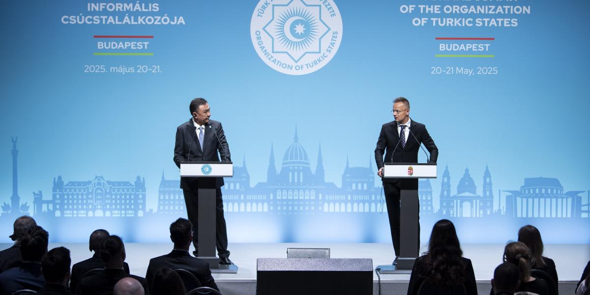 Kubanicsbek Ömüralijev és Szijjártó Péter a Türk Államok Szervezetének informális csúcstalálkozóján