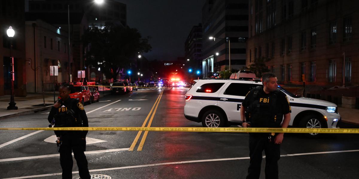 Az FBI munkatársai a washingtoni Zsidó Múzeum előtt 2025. május 21-én