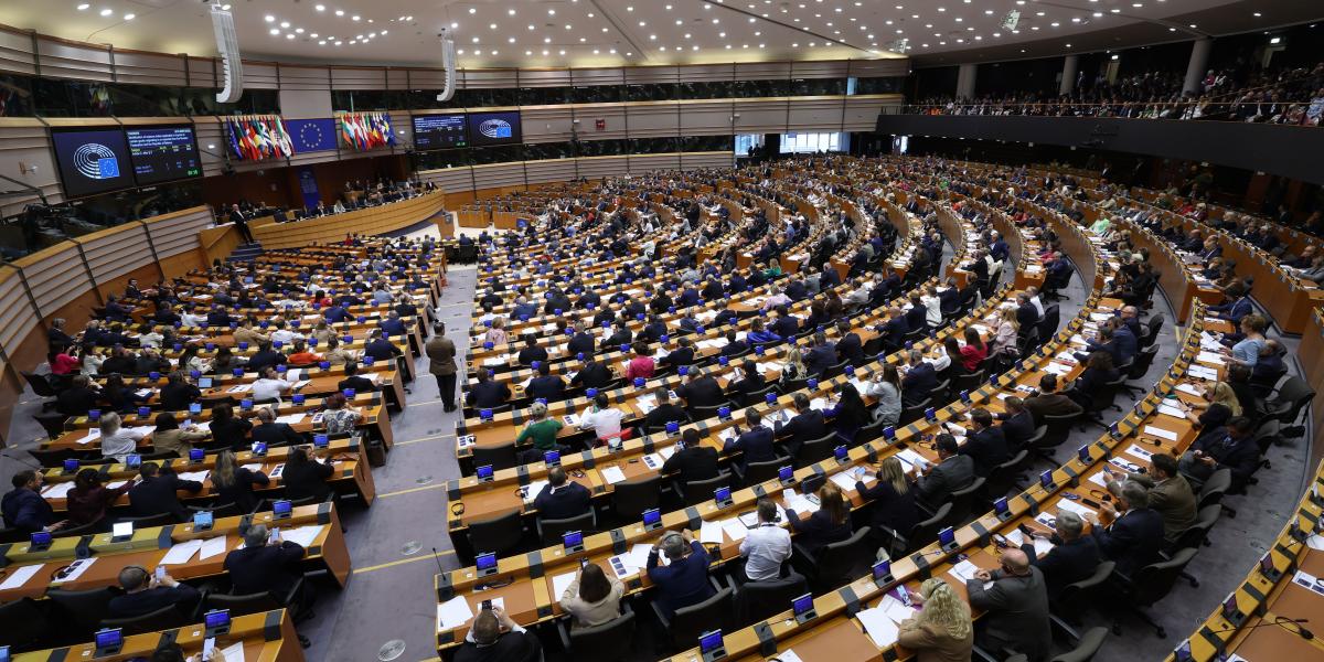Képviselők az Európai Parlament plenáris ülésén Brüsszelben 2025. május 22-én. Az uniós törvényhozás május 21-22. között ülésezik.