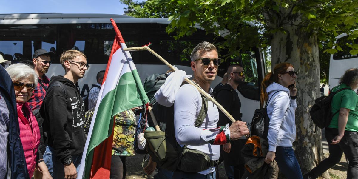 Magyar Péter saját szimbólumrendszert épít, amelynek most része lett a nagyváradi zarándoklat, a hátizsákba szúrt magyar zászlóval