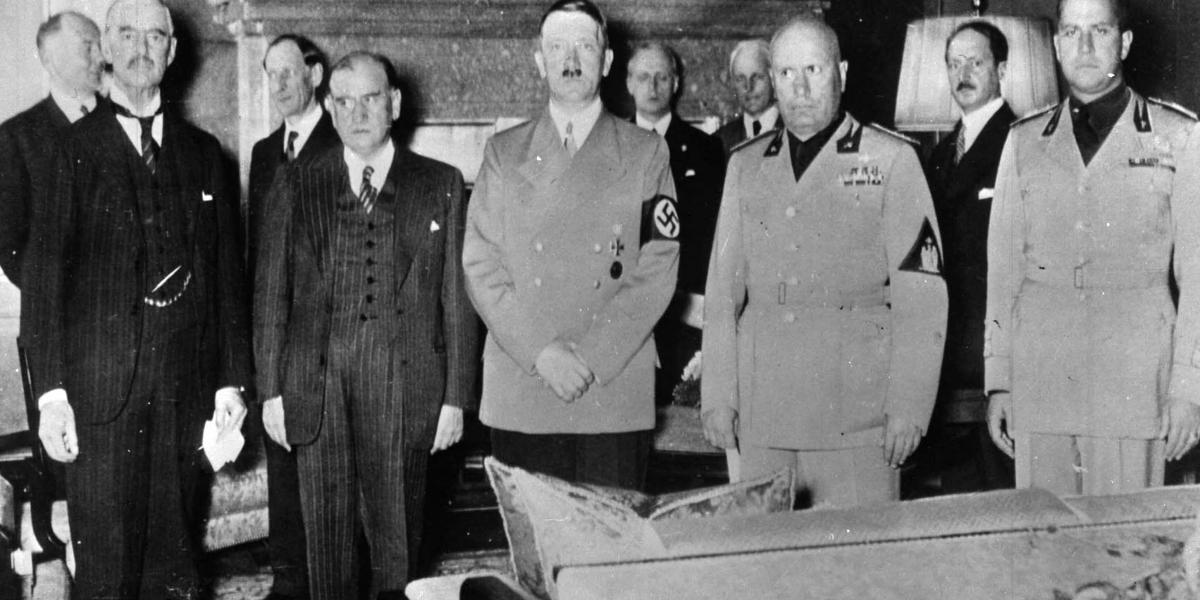 Chamberlain, Daladier, Hitler, Mussolini és Ciano gróf a müncheni egyezmény aláírása előtt