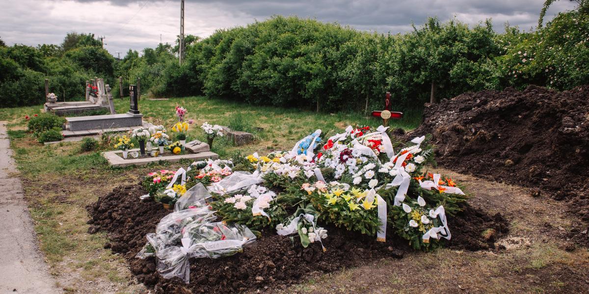 A domoszlói plébánost végül a markazi pap helyettesítette. A temetés a legnagyobb rendben lezajlott