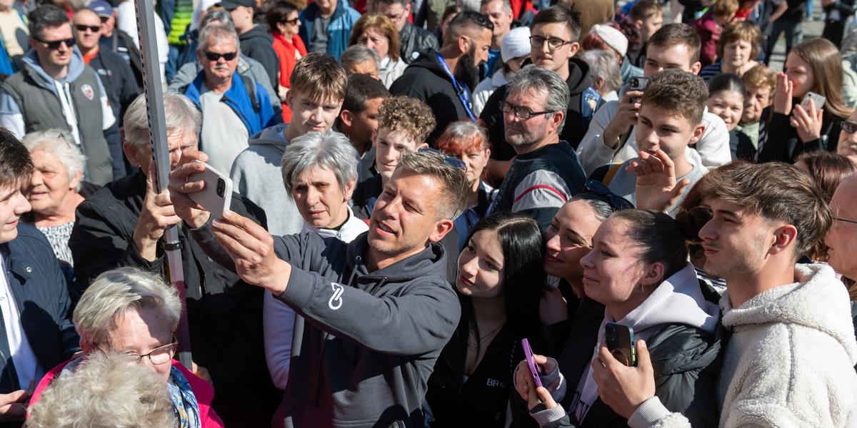 Magyar Péter áprilisi országjárása egyik állomásán, Komáromban 