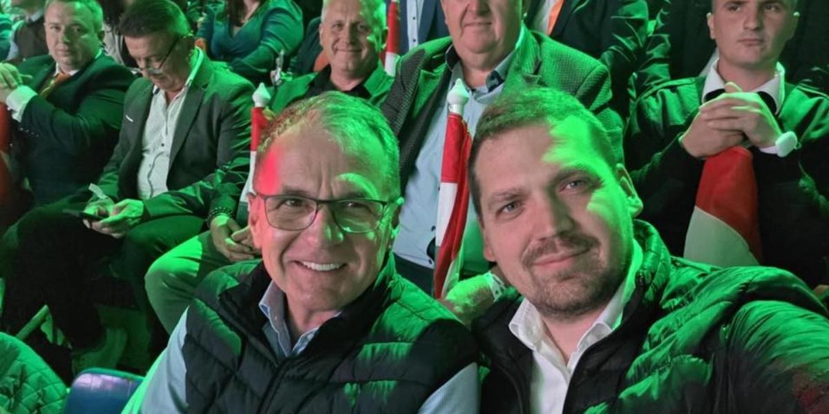 A fideszes biztos (balra) a múlt szombati Harcosok Klubja nevű rendezvényen