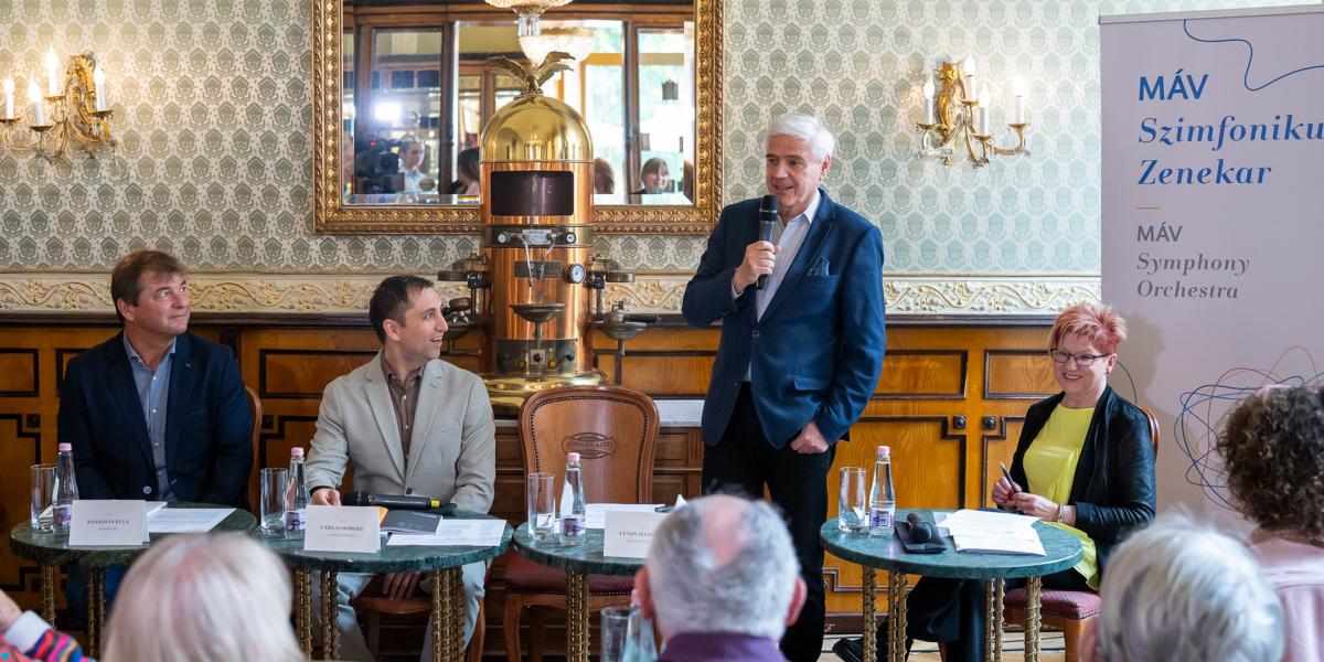 Lendvai György, a zenekar igazgatója ismertette a  jövő évi programot