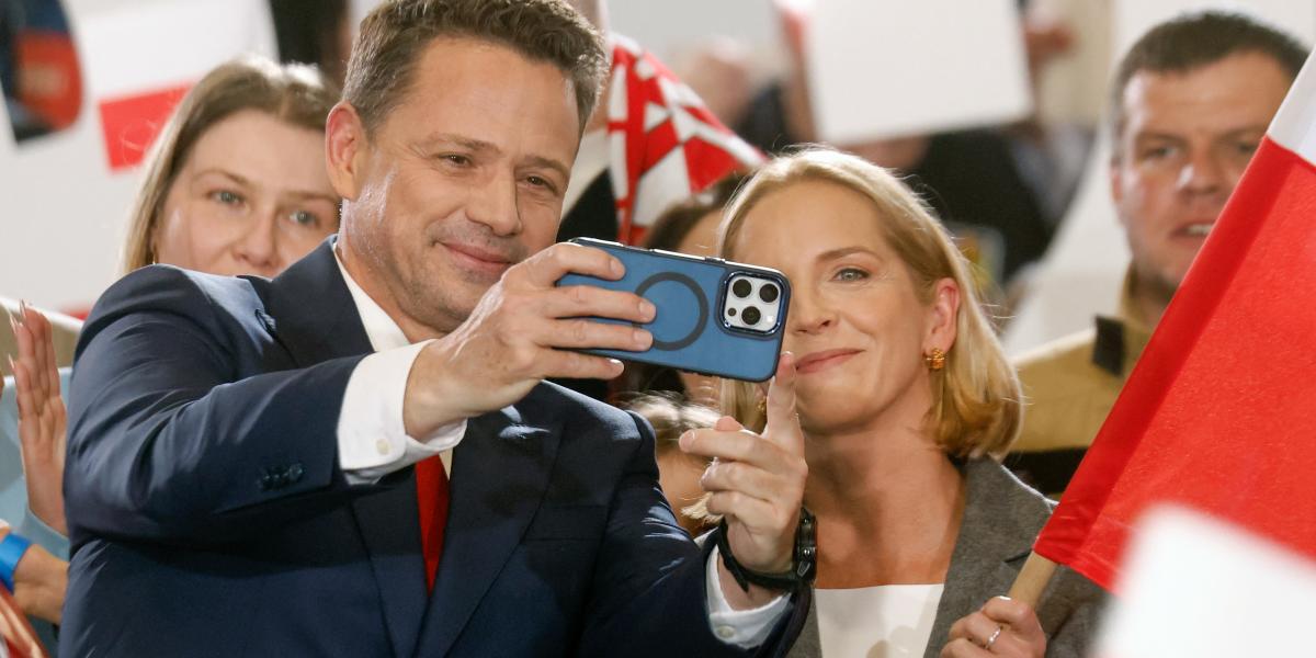 Rafal  Trzaskowski látszólag boldog, de ennél nyilvánvalóan nagyobb fölényre számított