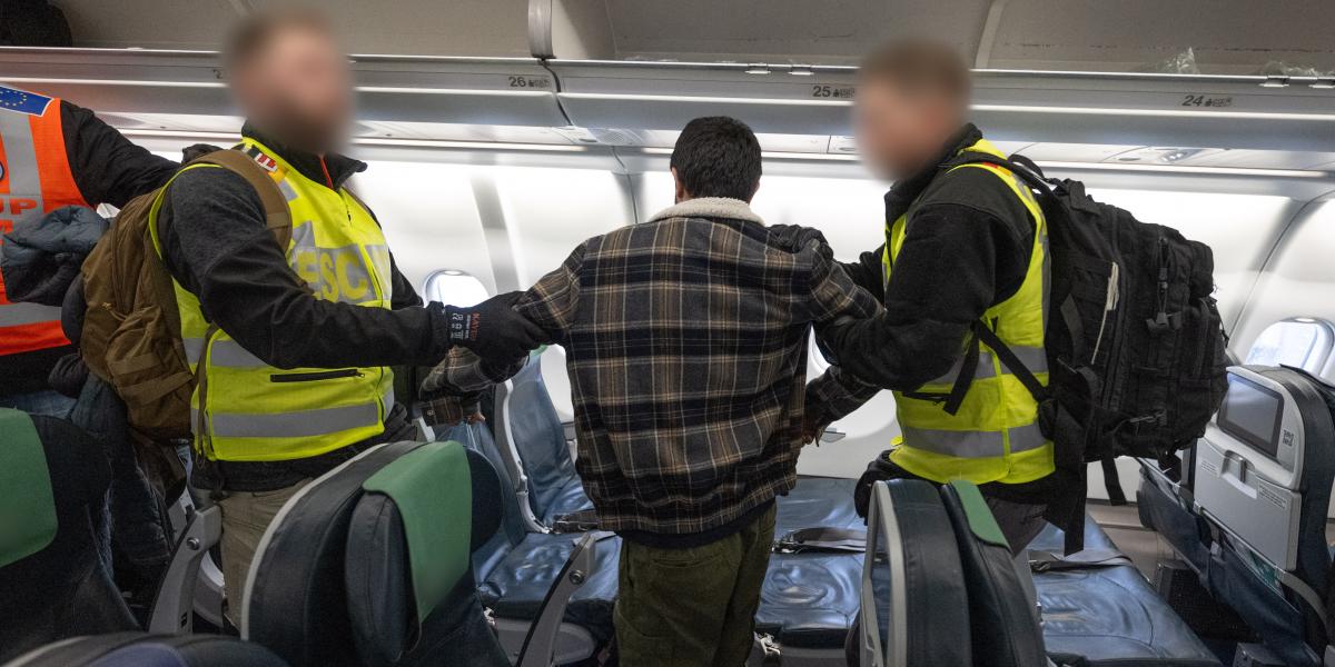 A deportálások jelentős része drága charterjáratokkal történt