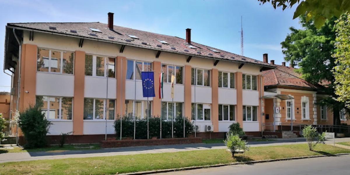 Képünk illusztráció, a barcsi városháza
