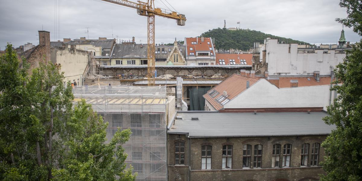 Az utcáról nem látszik, csak a szomszédos házak magasabb emeleti lakásaiból, hogy a belső udvaron daru forog. Az épület belső frontját elbontották