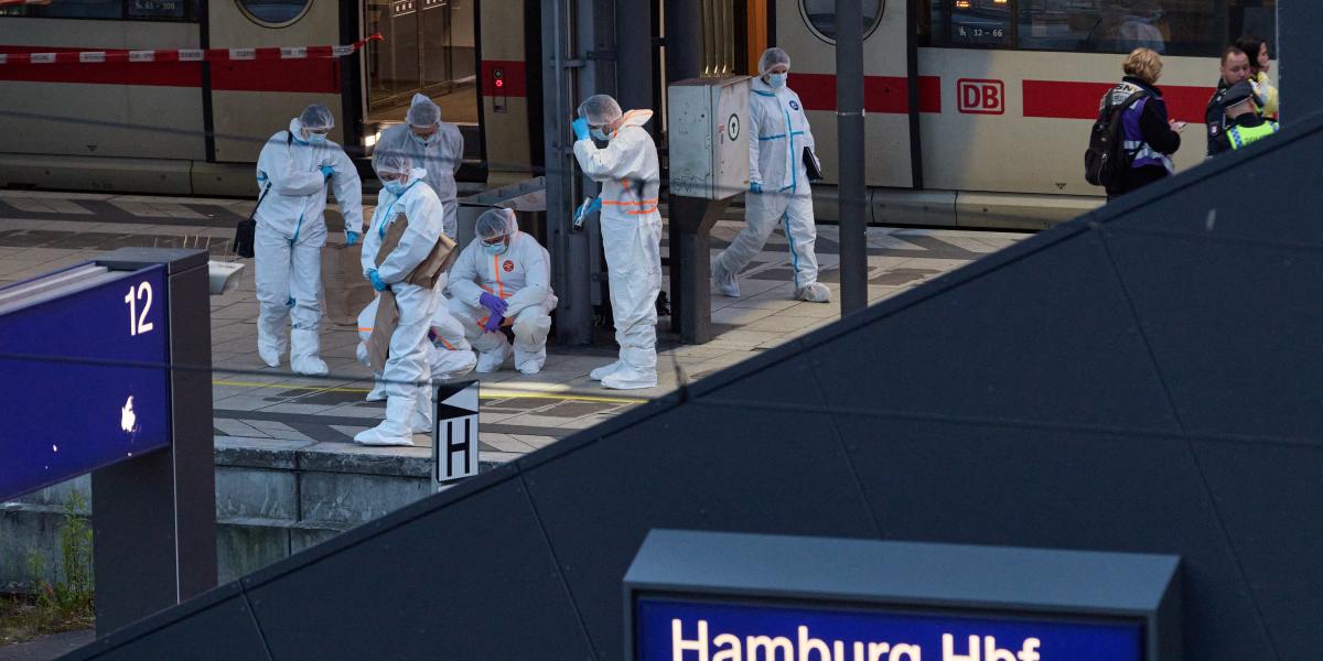 Helyszínelők dolgoznak a hamburgi főpályaudvaron a késes támadás után