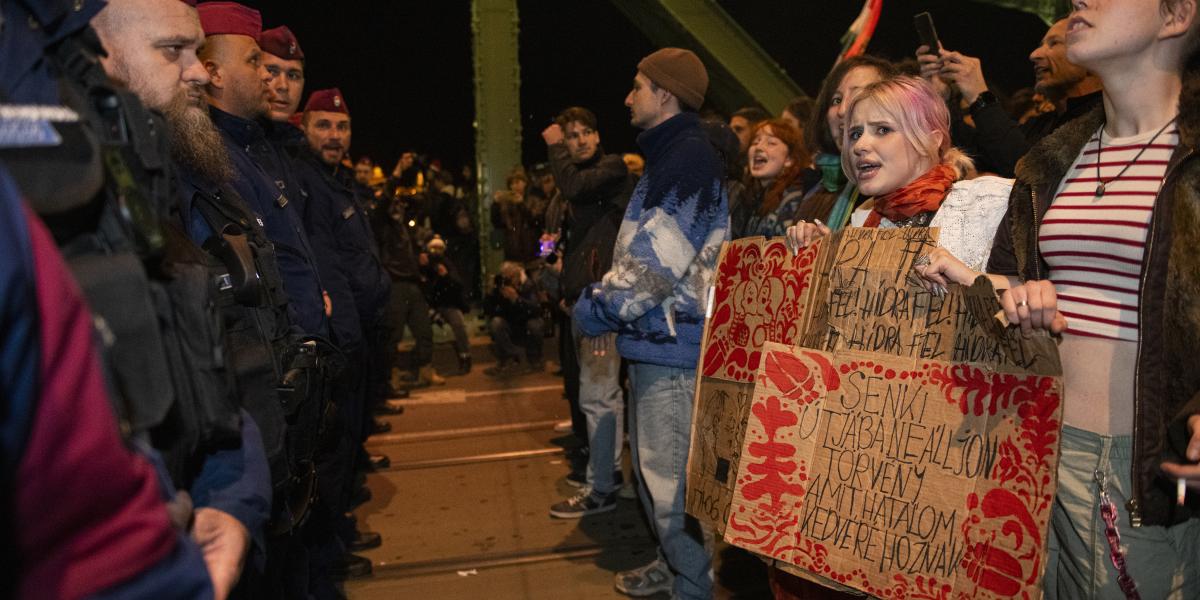 Illusztráció: Rendőrsorfal a gyülekezési törvény módosítása elleni tüntetésen a Szabadság hídon április 1-jén