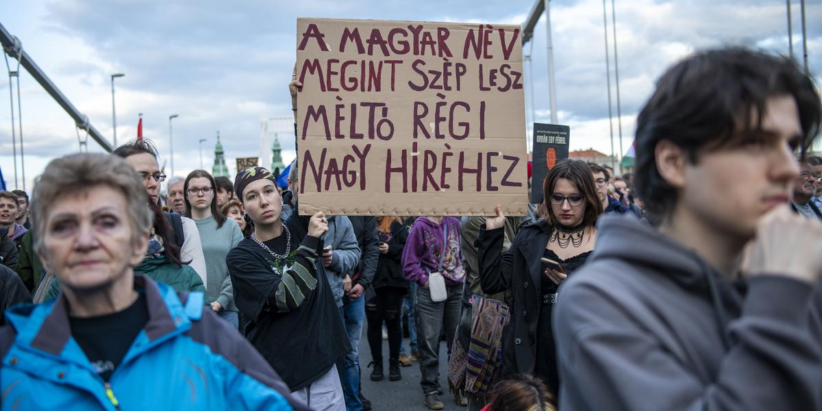 Az ismétlődő tüntetéseken a Fidesz megosztó politikája ellen is tiltakoznak